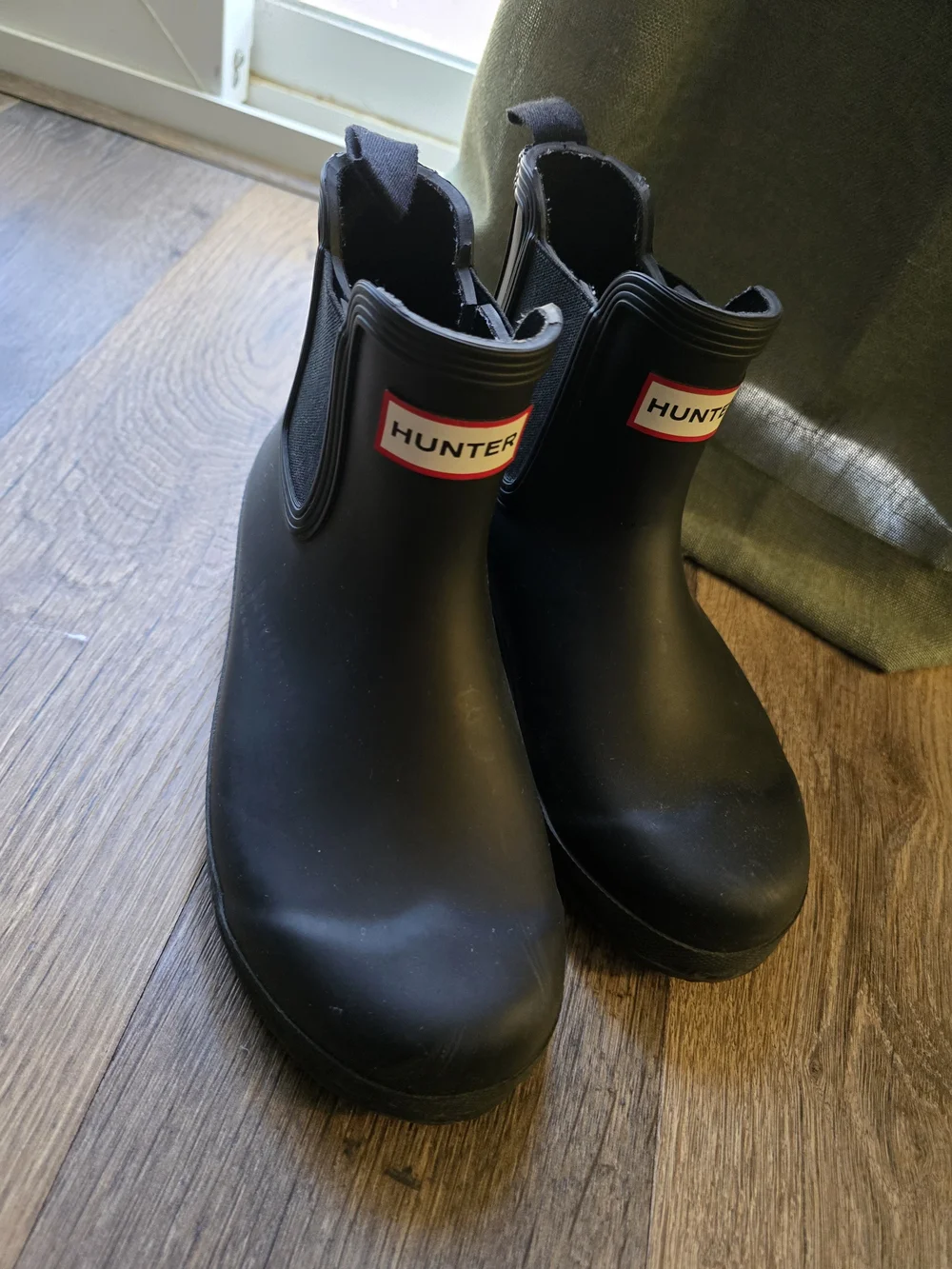 Hunter Womans Black Chelsea Rain Boots - Picture 1 of 4